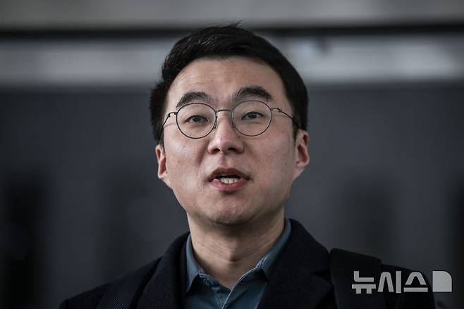 [서울=뉴시스] 정병혁 기자 = '허위 재산 신고'로 재판에 넘겨진 김남국 전 더불어민주당 의원이 10일 서울 양천구 서울남부지방법원에서 열린 위계공무집행방해 혐의 관련 1심 선고 재판을 마친 뒤 취재진 질문에 답하고 있다. 이날 서울남부지법 형사9단독 정우용 판사는 위계공무집행방해 혐의를 받는 김 전 의원에게 무죄를 선고했다. 2025.02.10. jhope@newsis.com