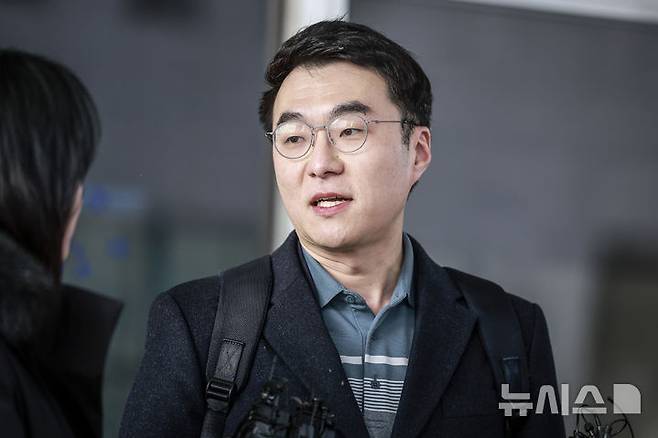 [서울=뉴시스] 정병혁 기자 = '허위 재산 신고'로 재판에 넘겨진 김남국 전 더불어민주당 의원이 10일 서울 양천구 서울남부지방법원에서 열린 위계공무집행방해 혐의 관련 1심 선고 재판을 마친 뒤 취재진 질문에 답하고 있다. 이날 서울남부지법 형사9단독 정우용 판사는 위계공무집행방해 혐의를 받는 김 전 의원에게 무죄를 선고했다. 2025.02.10. jhope@newsis.com