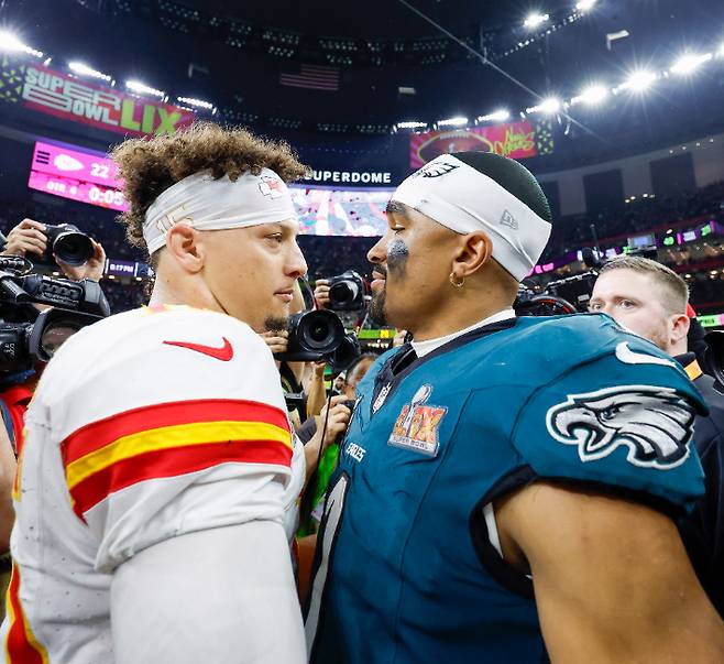 제일런 허츠(오른쪽)와 패트릭 머홈스. 연합뉴스