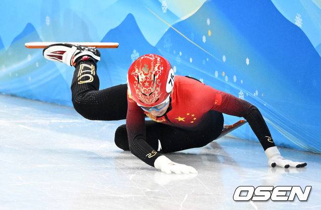 [OSEN=베이징(중국), 지형준 기자]한국 남자 쇼트트랙 대표팀이 5000m 계주에서 은메달을 획득했다.박장혁(24, 스포츠토토)-곽윤기(33, 고양시청)-이준서(22,한국체대)-황대헌(23, 강원도청)으로 구성된 한국 남자 쇼트트랙 대표팀은 16일 오후 베이징 캐피털 실내경기장에서 열린&nbsp;'2022 베이징 동계올림픽' 쇼트트랙 남자&nbsp;5000m 계주 결승에 나서&nbsp;6분41초69의 기록으로 2위를 기록했다.중국 쑨룽이 넘어지고 있다. 2022.02.16 /jpnews@osen.co.kr