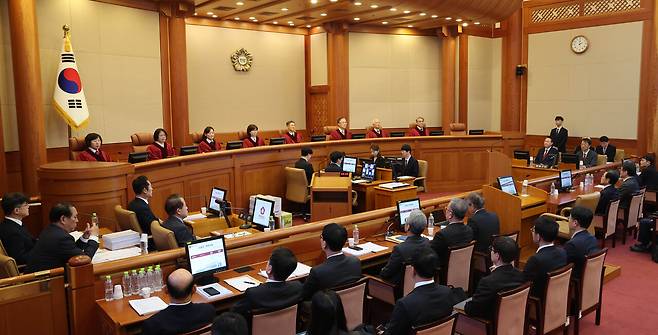 헌법재판관들이 1월23일 서울 종로구 헌법재판소에서 열린 윤석열 대통령 탄핵심판 4차 변론에 자리하고 있다. ⓒ사진공동취재단