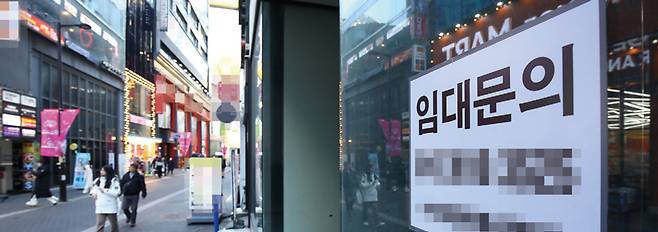 2월4일 오후 서울 중구 명동의 한 텅 빈 매장에 임대 문의 안내문이 붙어있다. ⓒ시사저널 임준선