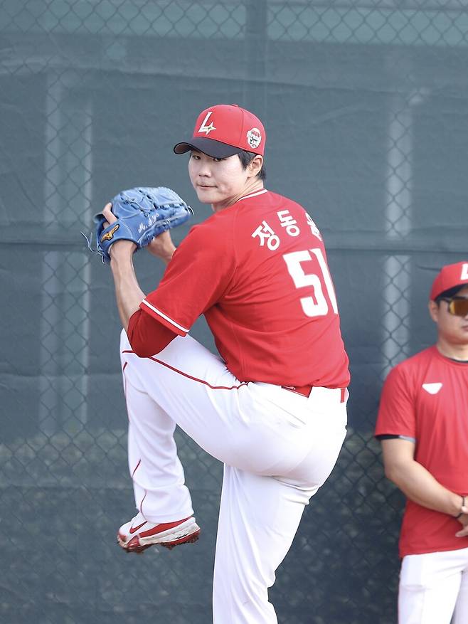 ▲ 정동윤은 묵직한 직구에 그간 던지지 않았던 커브와 스위퍼까지 장착하며 완전히 다른 선수로 변신했다 ⓒSSG랜더스