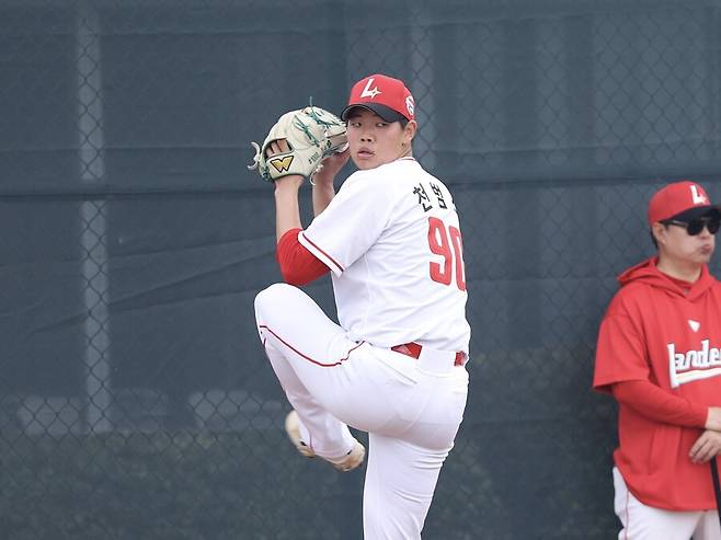 ▲ 기대 이상의 구위로 1군 코칭스태프의 눈도장을 받은 SSG 신인 천범석 ⓒSSG랜더스