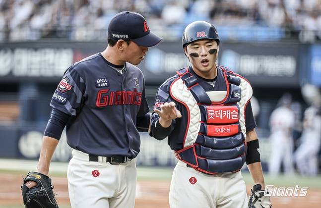 롯데 김진욱(왼쪽)과 손성빈. /사진=롯데 자이언츠 제공