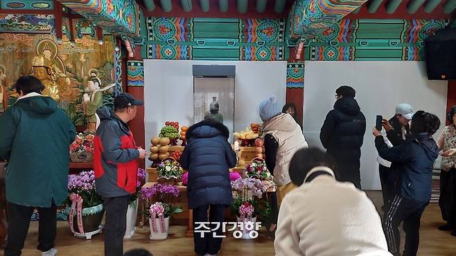 지난 2월 1일 ‘금동관음보살좌상’을 보기 위해 많은 사람들이 충남 서산 부석사를 방문했다./김찬호 기자