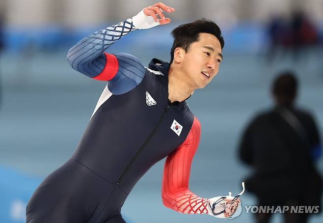 '500m 동메달' 김준호 (하얼빈=연합뉴스) 서대연 기자 = 10일 중국 하얼빈 헤이룽장 빙상훈련센터 스피드스케이팅 오벌에서 열린 스피드스케이팅 남자 500m에서 동메달을 차지한 김준호가 레이스를 마친 뒤 숨을 고르고 있다. 2025.2.10 dwise@yna.co.kr