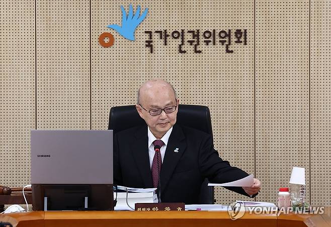 인권위, 제2차 전원위원회 (서울=연합뉴스) 김인철 기자 = 안창호 국가인권위원회 위원장이 10일 서울 중구 국가인권위에서 열린 제2차 전원위원회에서 자료를 정리하고 있다. 2025.2.10 yatoya@yna.co.kr