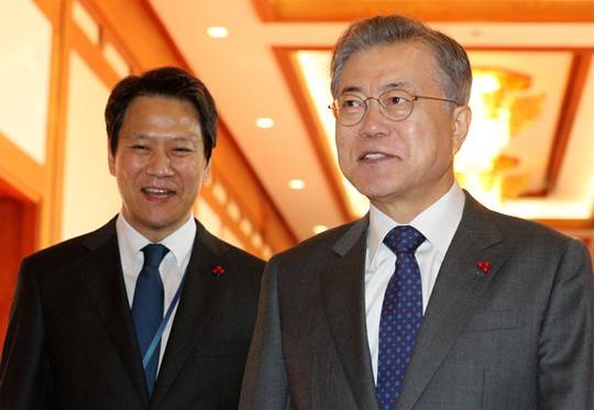 2019년 1월 문재인 대통령과 함께 국무회의에 참석 중인 임종석 당시 대통령 비서실장(왼쪽). 임 전 실장은 당내 '친문계 핵심'으로 꼽힌다. (출처 = 뉴시스)