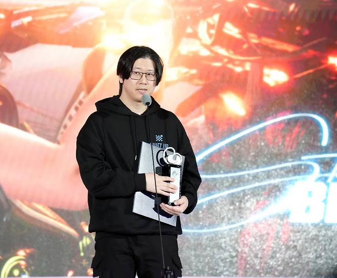 김형태 시프트업 대표가 지난해 부산 벡스코(BEXCO)에서 열린 2024 대한민국 게임대상 시상식에서 ‘스텔라 블레이드’로 최우수상을 수상한 직후 소감을 밝히고 있다. (사진=연합뉴스)