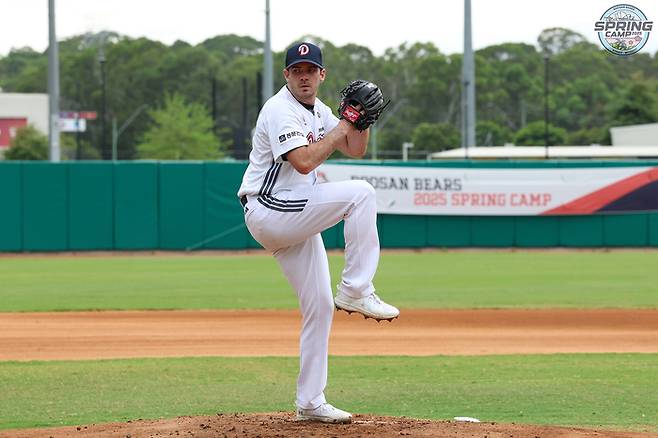 두산 새 외인 투수 잭 로그가 호주 시드니 스프링캠프에서 첫 라이브피칭을 하고 있다. 사진 | 두산 베어스