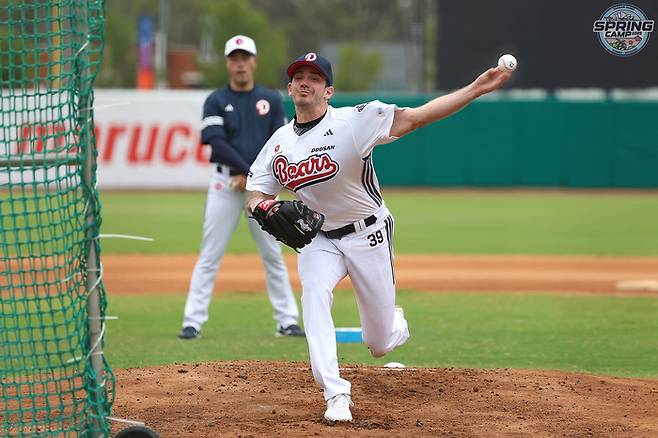 두산 새 외인 투수 잭 로그가 호주 시드니 스프링캠프에서 첫 라이브피칭을 하고 있다. 사진 | 두산 베어스