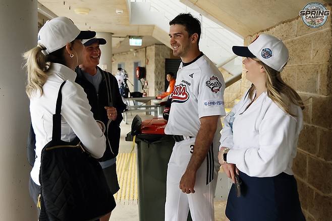 두산 잭 로그가 라이브피칭 후 가족들과 만나 얘기를 나누고 있다. 사진 | 두산 베어스