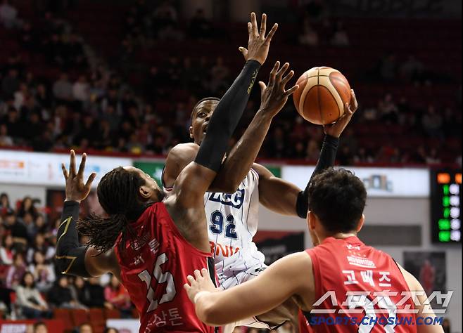 번번이 KCC 라렌 공격을 차단한 정관장 버튼