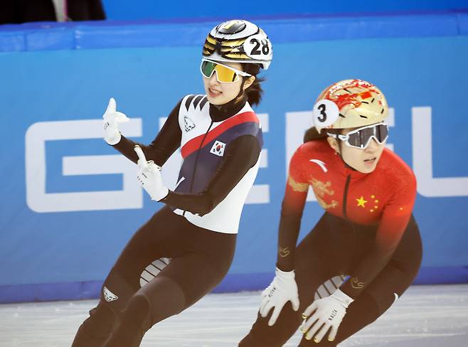 여자 쇼트트랙 김길리(왼쪽)가 2관왕을 확정한 뒤 세리머니를 하고 있다. 연합뉴스