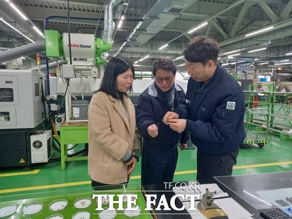 왕정미 대전지방조달청장(사진 왼쪽 첫 번째)이 10일 충남 논산에 소재한 혁신제품 조달기업인 풍산에프앤에스를 방문해 혁신제품의 판로확대를 위한 의견을 청취하고 있다./대전지방조달청