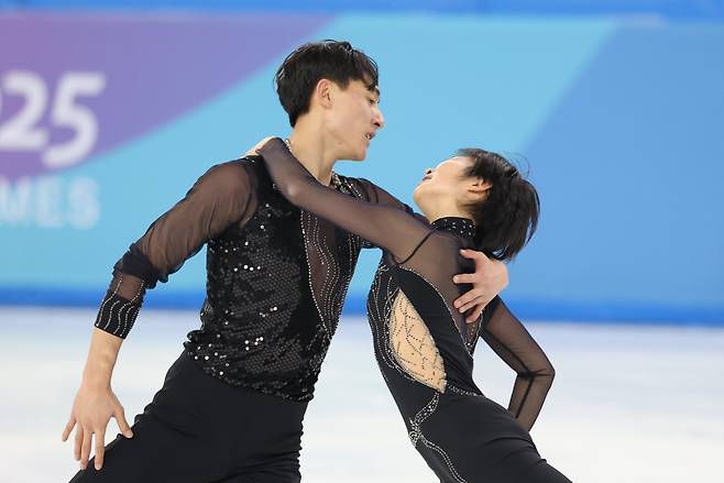 하얼빈 동계아시안게임에 출전하는 북한 피겨 페어 렴대옥, 한금철이 10일(현지시각) 중국 헤이룽장성 하얼빈 빙상훈련센터 다목적홀에서 훈련하고 있다. /뉴스1