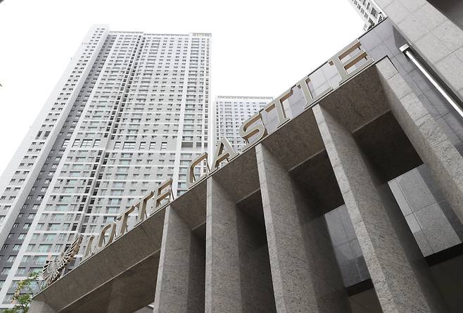 지난해 7월 경기 화성시 오산동에 위치한 동탄역 롯데캐슬 아파트 전경. 이 아파트 단지는 최소 수억 원의 시세차익을 기대할 수 있는 '로또 청약'으로 불리며 무순위 청약에 약 300만명이 몰렸다. /뉴스1