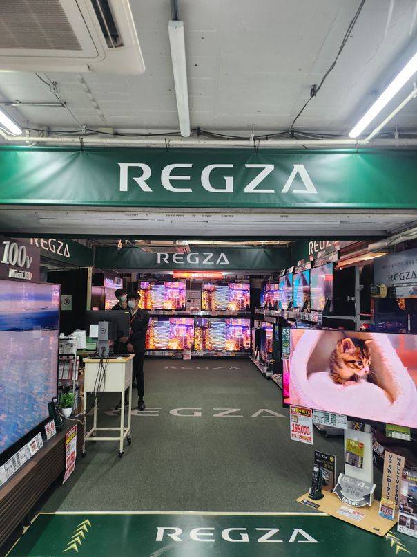 도쿄 긴자에 위치한 빅카메라(BicCamera) 유라쿠초점 2층 TV 매장 일부 모습. 해당 매장에서 가장 잘 팔리는 브랜드는 레그자다. 레그자는 본래 도시바 TV 브랜드였으나 지난 2018년 중국 하이센스가 인수했다.ⓒ임채현 기자