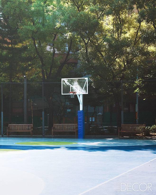 위치를 그대로 두는 대신 시설을 보수해 쾌적성을 높인 농구장.