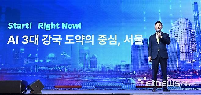 AI서울 2025가 'AI로 만드는 조화로운 사회'를 주제로 11일 서울 강남구 코엑스에서 열렸다. 오세훈 서울시장이 '글로벌 AI 혁신 선도 도시, 서울'을 주제로 기조발표를 하고 있다. 이동근기자 foto@etnews.com