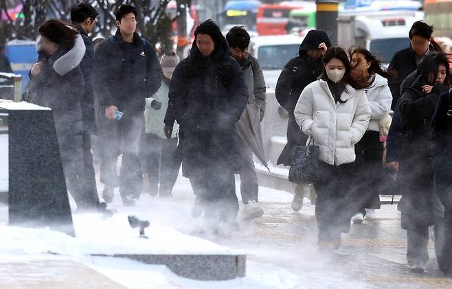전국 곳곳에 대설과 한파 특보가 내려진 7일 오전 서울 중구 한국프레스센터 앞으로 출근길 시민들이 발걸음을 옮기고 있다. 사진=뉴시스