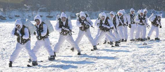 육군 특전사 대원들이 혹한기를 맞아 강원도 평창군 황병산 동계전술훈련장에서 2011 설한지 극복 및 생존훈련을 하고 있다.(자료사진) 사진=파이낸셜뉴스