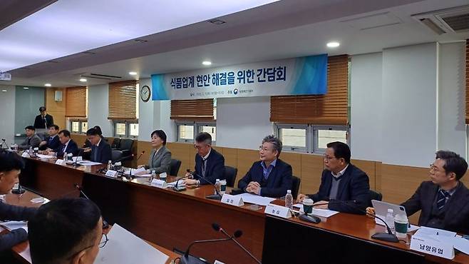 11일 서울식품산업협회에서 진행된 식품업계 현안 해결을 위한 간담회에서 송미령 농림식품부장관과 식품사 대표 및 임원들이 회의에 참석하고 있다.