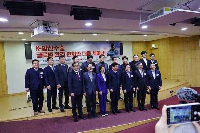 석종건 방위사업청장(첫째줄 왼쪽 여섯번째), 강구영 한국항공우주(KAI) 사장(첫째줄 왼쪽 첫번째) 및 방산업계 관계자들이 11일 국회에서 열린 'K-방산 수출 글로벌 환경 변화와 대응' 세미나에 참석해 기념촬영을 하고 있다. 사진=이동혁 기자