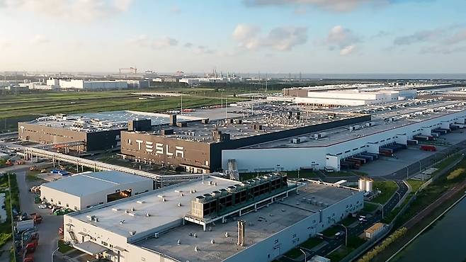 테슬라의 중국 상하이 메가 팩토리 사진=中国新闻社