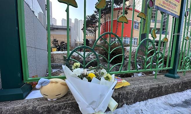 고 ㄱ양이 다니던 대전 서구의 한 초등학교 정문 앞에 11일 오전 누군가 ㄱ양을 위해 꽃다발과 인형, 편지, 과자를 가져다 놓았다. 송인걸 기자