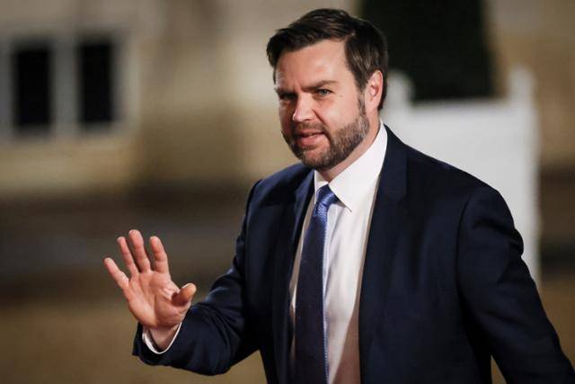 JD밴스 미국 부통령이 10일 프랑스 파리에서 제3회 인공지능(AI) 정상회의 만찬 행사에 참석하기 위해 이동하고 있다. 파리=AP 연합뉴스