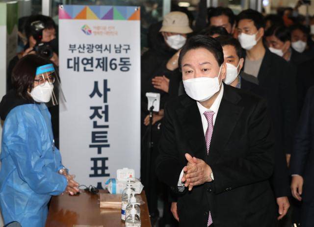 윤석열 국민의힘 대선 후보가 2022년 3월 부산 남구 대연동 부산남구청에 마련된 사전투표소에 들어서고 있다. 오대근 기자