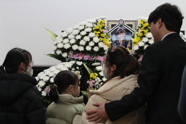 지난 10일 대전 서구 한 초등학교에서 1학년 김하늘양이 교사에 의해 흉기에 찔려 사망하는 사고가 발생했다. 11일 빈소가 마련된 건양대병원 장례식장에 김양의 친구들이 조문하고 있다. 뉴스1