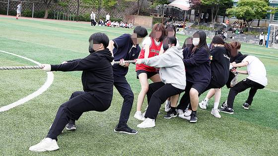 공학 전환 이후인 2024년 서울장충고등학교 남녀 학생들이 운동장에서 줄다리기를 하고 있다. 사진 장충고등학교