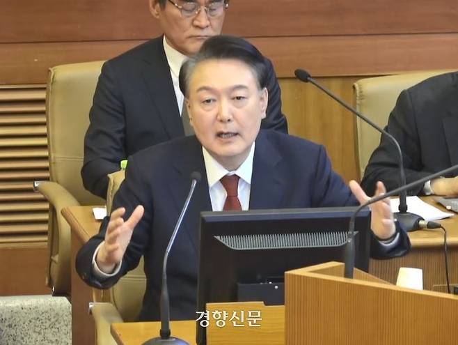 윤석열 대통령이 11일 서울 종로구 헌법재판소에서 열린 탄핵심판 7차 변론에 피청구인 신분으로 출석해 진술하고 있다. 헌법재판소 제공