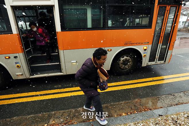 두지마을 아짐들이 풍산면사무소 앞 정류장에 도착해 버스에서 내리는 모습 | 서성일 선임기자