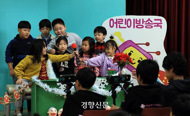 전북 순창군 풍산초등학교 학생들이 지난달 19일 풍산초 강당에서 열린 ‘예술제’에서 자신이 만든 영상을 공개한 후 제작 소감을 발표하고 있다. | 서성일 선임기자