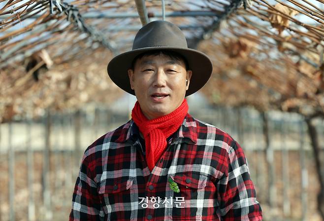 포도 농사를 짓는 김희수씨가 경북 김천 감문면 자신의 포도밭에서 경향신문과 인터뷰를 하고 있다. | 서성일 선임기자