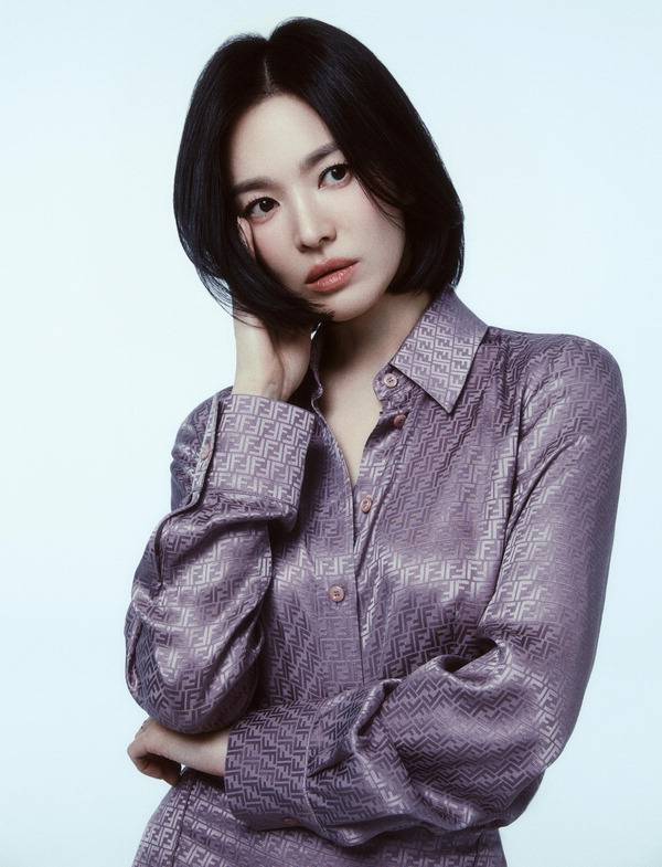 영화 ‘검은 수녀들’에서 또 다시 새로운 얼굴을 보여준 배우 송혜교가 포즈를 취하고 있다. 그녀는 이번 영화에서 위험에 처한 소년을 살리기 위해 수단과 방법을 가리지 않는 수녀 유니아 역을 맡았다.  UAA 제공