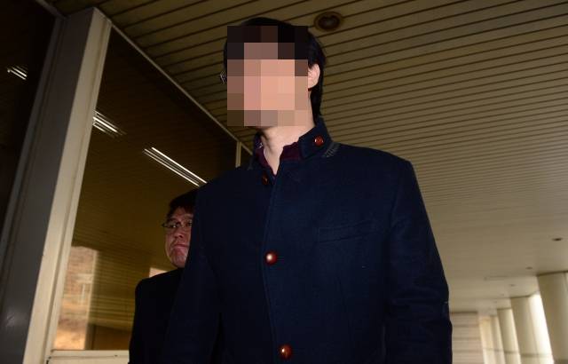 의료 과실로 가수 신해철 씨를 숨지게 한 의사 강모씨가 다른 의료 과실 사건으로 항소심에서도 실형을 선고받았다. 지난 2017년 서울 서초구 서울고등법원에서 열린 항소심 1차 공판에 출석한 강씨. 뉴시스