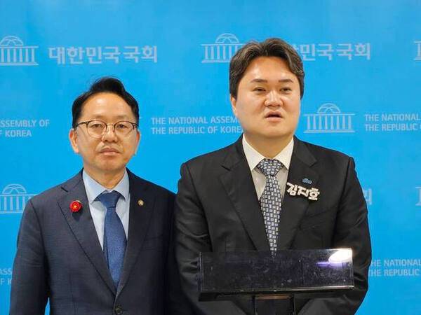 (오른쪽)김지호 대변인. 경기도당 제공