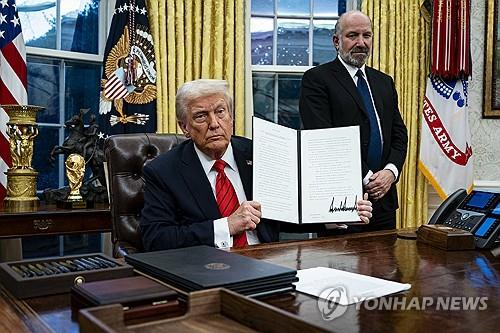 서명한 행정명령 펼쳐 보이는 트럼프. [사진 출처 = 연합뉴스]