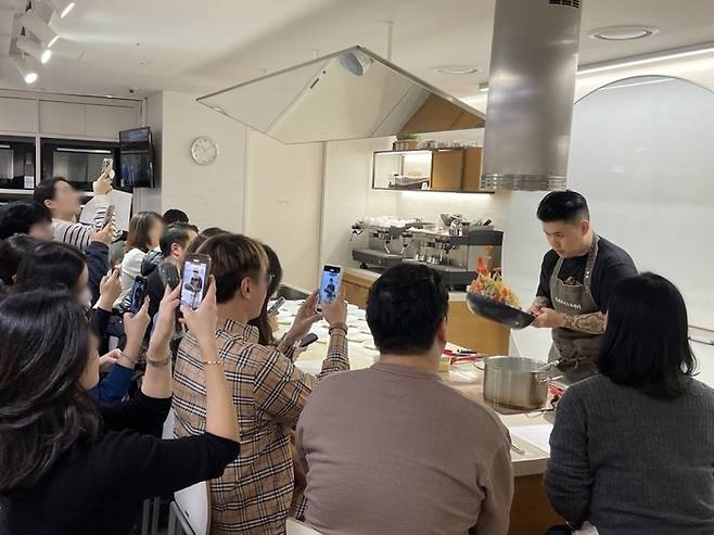 롯데백화점에서 진행한 ‘나폴리 맛피아의 코리안·이탈리아 퀴진 클래스’.[사진제공=롯데백화점]