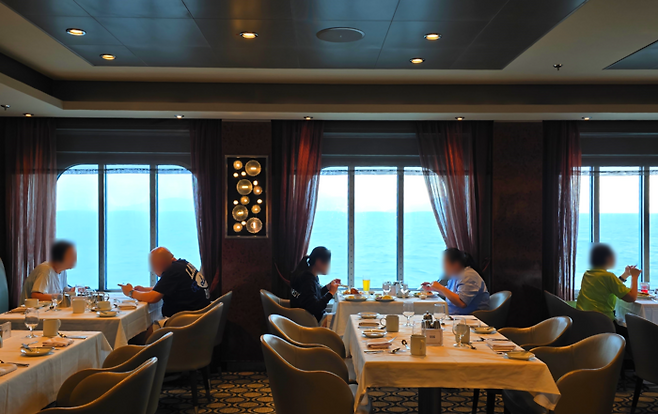 로얄캐리비안 크루즈 앤썸호 정찬 식당 내부 / 사진=김혜성 여행+ 기자
