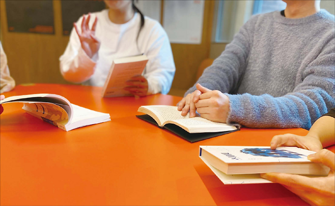 독서 모임 플랫폼 ‘트레바리’는 텍스트힙 트렌드에 힘입어 ‘제2의 전성기’를 맞았다. 지난해부터 2030 신규 회원이 크게 늘며 누적 회원 11만명을 돌파, 매달 약 500개 모임에서 수천 명이 만남을 갖는 커뮤니티로 진화했다. (트레바리 제공)