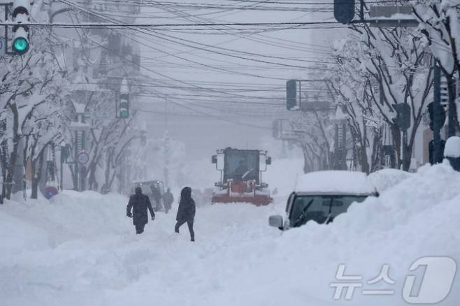지난 4일 일본 홋카이도 오비히로에서 시민들이 제설 작업에 나서는 모습. /AFPBBNews=뉴스1