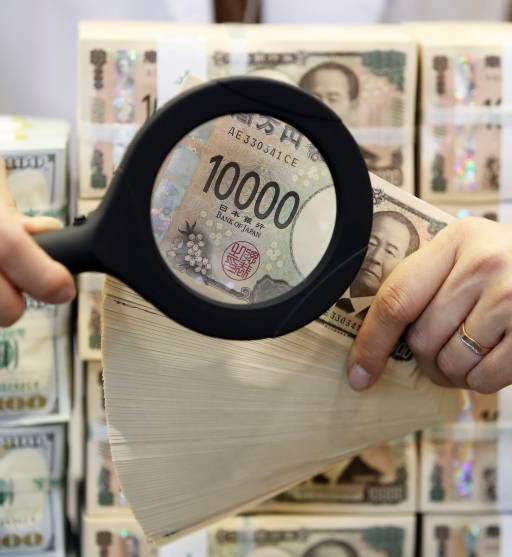 지난해 10월 28일 일본 집권 자민당의 중의원 선거 참패로 엔화 가치가 3개월 만에 최저 수준으로 추락한 가운데 서울 중구 하나은행 위변조대응센터에서 직원이 엔화를 정리하고 있다. 니혼게이자이 신문에 따르면 이날 오후 12시50분 현재 엔·달러 환율은 전 거래일보다 1.68엔(1.1%) 오른 153.62 ~153.63엔에 거래되고 있다. /사진=뉴스1