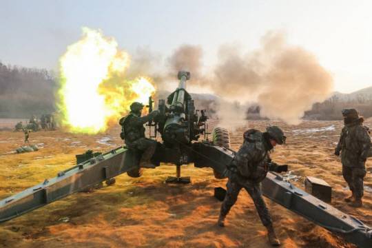 육군73보병사단 155㎜ 견인곡사포가 11일 경기 연천군 다락대과학화훈련장에서 진행된 포탄사격훈련에서 표적을 향해 불을 뿜고 있다. 훈련에 참가한 상비예비군들은 현역 장병과 사격 절차를 빠르고 정확하게 수행하며 전투 전문가로서 기량을 뽐내고 있다.  국방일보 제공