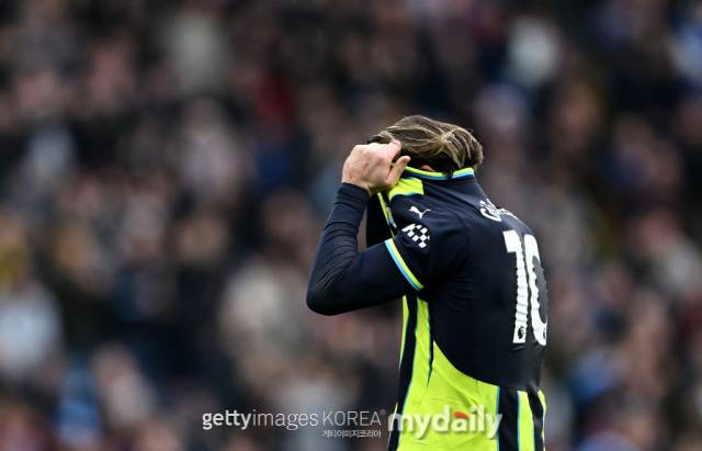 '1억 파운드의 미드필더' 맨체스터 시티 잭 그릴리시는 지난 시즌부터 벤치를 지키는 시간이 더 많아지고 있다./게티이미지코리아